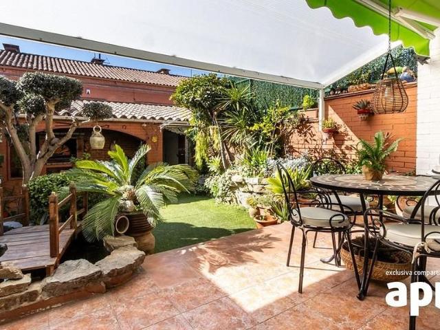Casa adosada en venta en calle ibáñez de Aldecoa, Terrassa, de 115 m² 3 habitaciones por 395.000