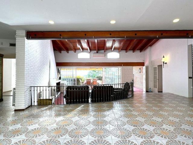 Chalet en venta en calle Italiana, Pallejà, de 244 m² 5 habitaciones por 550.000