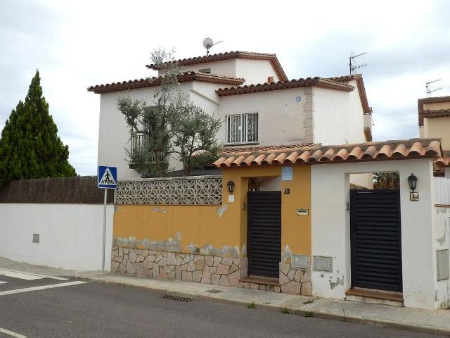 Chalet en venta en calle Joan Cuadras I Marcer, Sant Pere de Ribes, de 293 m² 3 habitaciones por 450.000