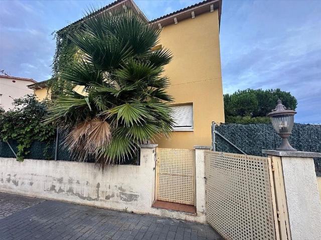 Chalet en venta en calle Joan Gris, Creixell, de 145 m² 4 habitaciones por 340.000
