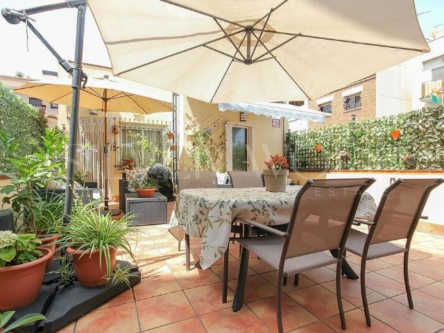Chalet en venta en calle Joan Martí, Sant Boi de Llobregat, de 227 m² 3 habitaciones por 499.000
