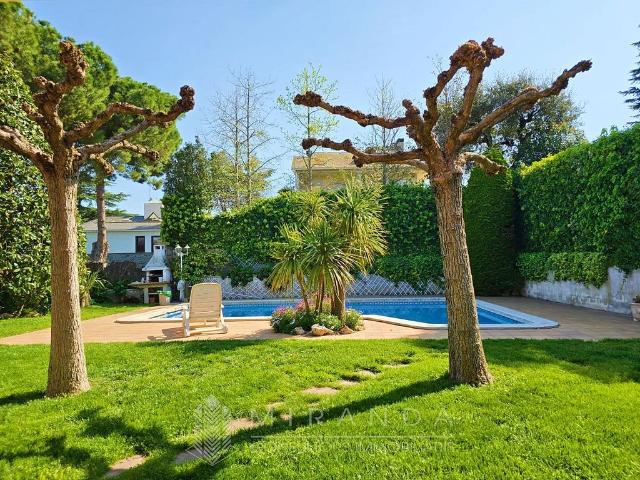 Chalet en venta en calle Joaquim Blume, Canovelles, de 331 m² 6 habitaciones por 698.000