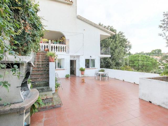 Chalet en venta en calle Josep Pla, Argentona, de 231 m² 7 habitaciones por 440.000