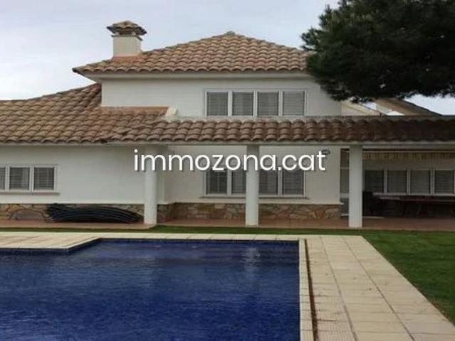 Chalet en venta en calle Josep Pla, Argentona, de 296 m² 4 habitaciones por 486.360