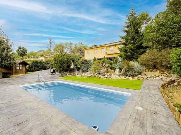 Chalet en venta en calle Josep Trueta, Seva, de 180 m² 4 habitaciones por 420.000
