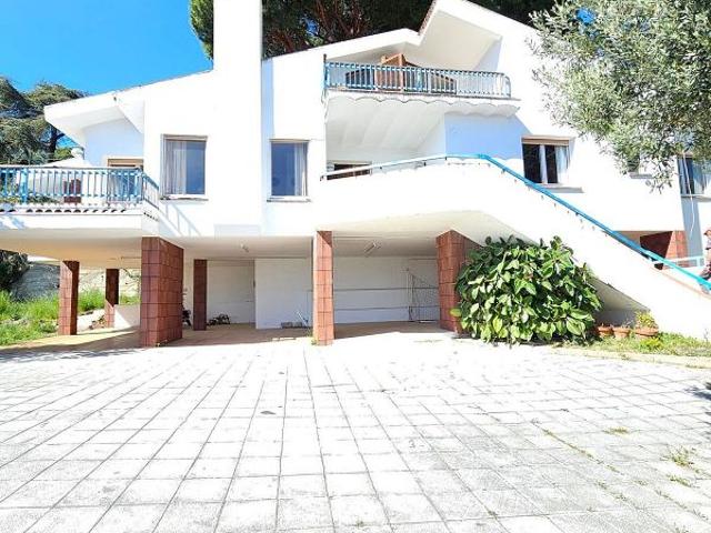 Chalet en venta en calle Jaume Balmes, Cabrils, de 241 m² 4 habitaciones por 670.000