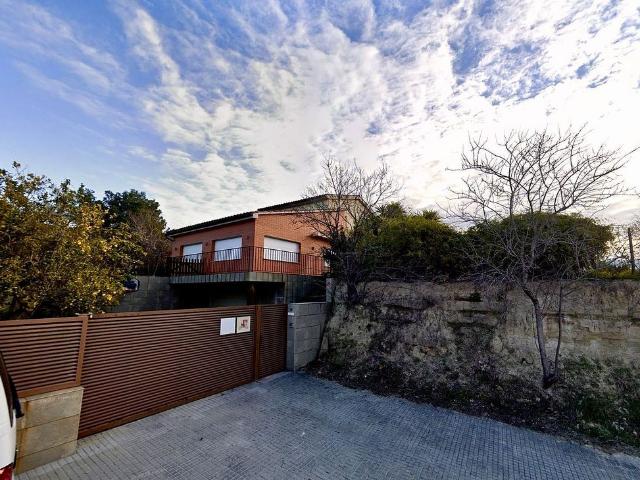 Chalet en venta en calle Jaume Guix, Sant Sadurní d´Anoia, de 431 m² 3 habitaciones por 550.000