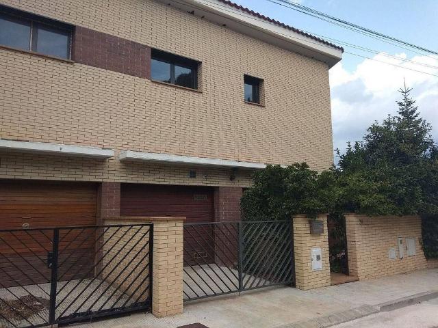 Chalet en venta en calle Juan Rincon, Santa Maria de Miralles, de 187 m² 1 habitación por 291.000