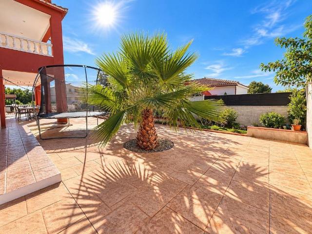 Chalet en venta en calle Júpiter, Vendrell, El, de 307 m² 4 habitaciones por 599.000