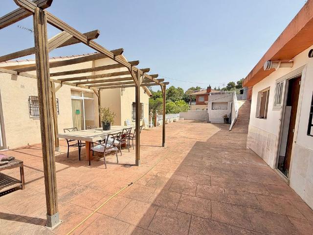 Chalet en venta en calle Obagues, Olesa de Bonesvalls, de 220 m² 5 habitaciones por 340.000