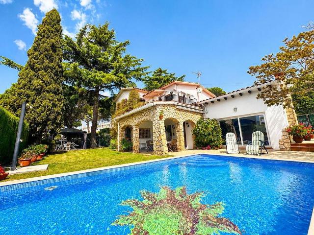 Chalet en venta en calle Corrons, Castell Platja d´Aro, de 190 m² 5 habitaciones por 795.000