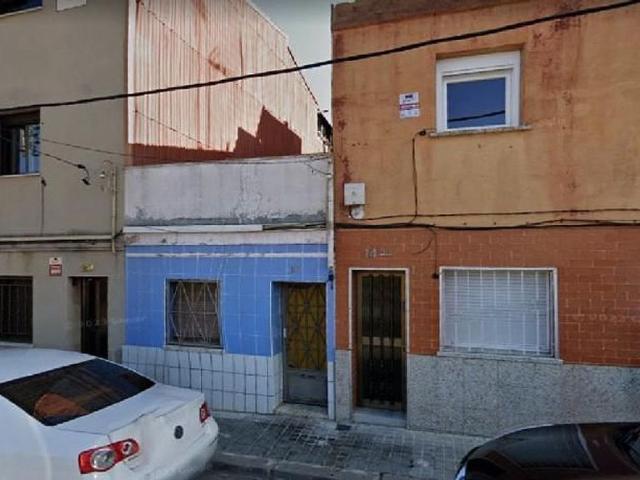 Chalet en venta en calle Leovigild, Sabadell, de 48 m² 3 habitaciones por 65.450