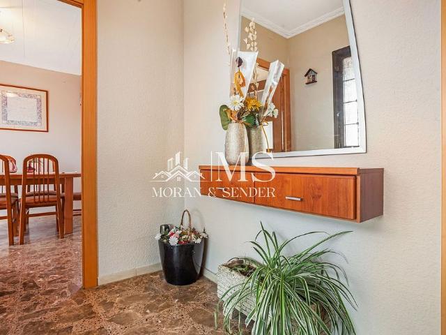 Chalet en venta en calle Les Martines, Rubí, de 192 m² 5 habitaciones por 550.000