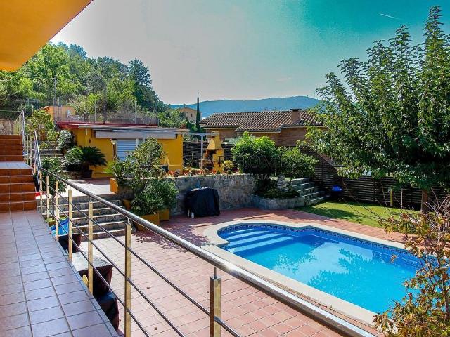 Chalet en venta en calle Les Perdius, Sant Fost de Campsentelles, de 200 m² 5 habitaciones por 673.000