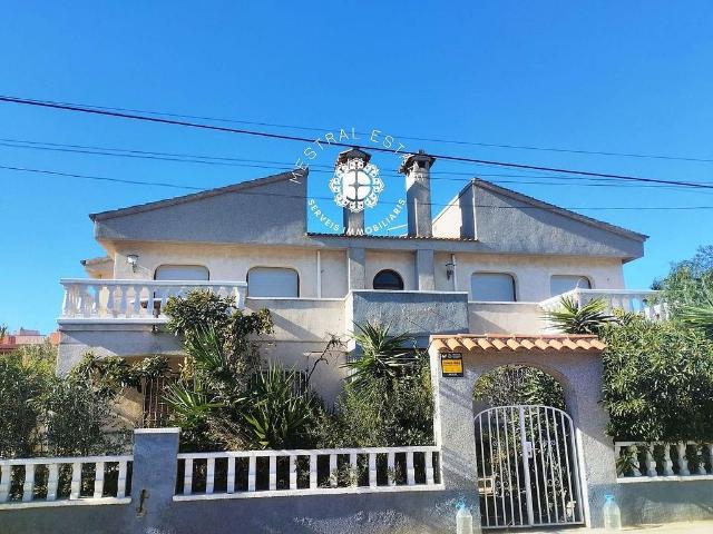 Chalet en venta en calle Llastres, Mont Roig del Camp, de 290 m² 8 habitaciones por 498.000