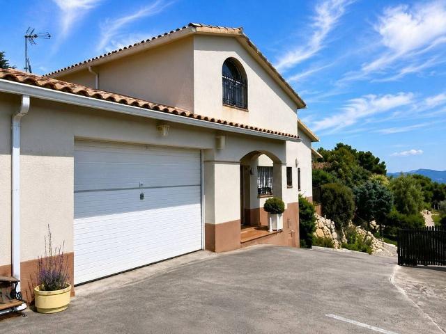 Chalet en venta en calle Llavina, Caldes de Montbui, de 196 m² 5 habitaciones por 680.000