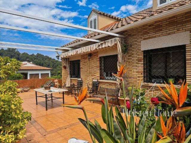 Chalet en venta en calle Llobregat, Santa Coloma de Cervelló, de 236 m² 4 habitaciones por 475.000