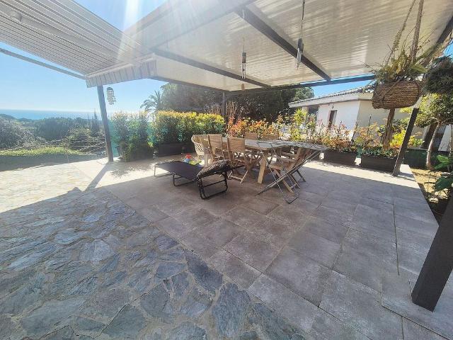 Chalet en venta en calle Llorenç Trias, Arenys de Munt, de 145 m² 5 habitaciones por 549.000
