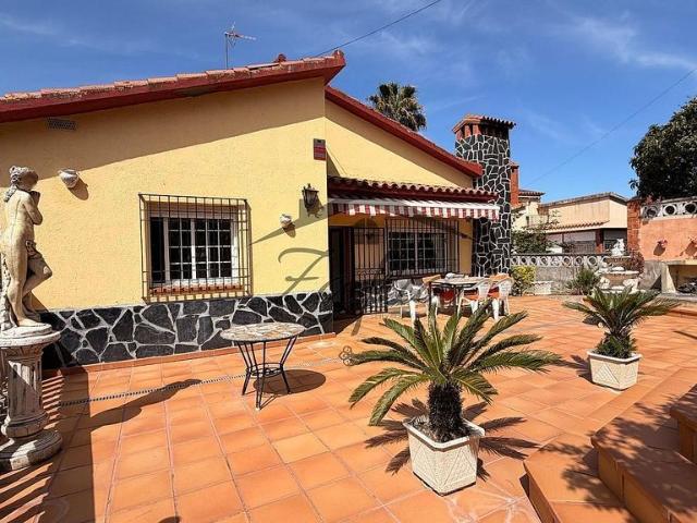Chalet en venta en calle Montjuïc, Maçanet de la Selva, de 100 m² 5 habitaciones por 240.000
