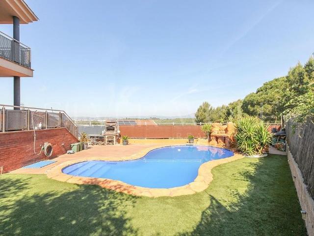 Chalet en venta en calle Montseny, Castellbisbal, de 505 m² 4 habitaciones por 660.000