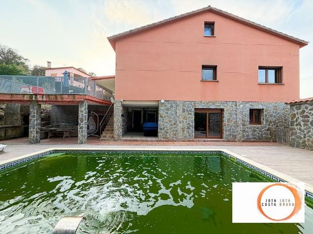 Chalet en venta en calle Matagalls, Caldes de Malavella, de 227 m² 5 habitaciones por 535.000