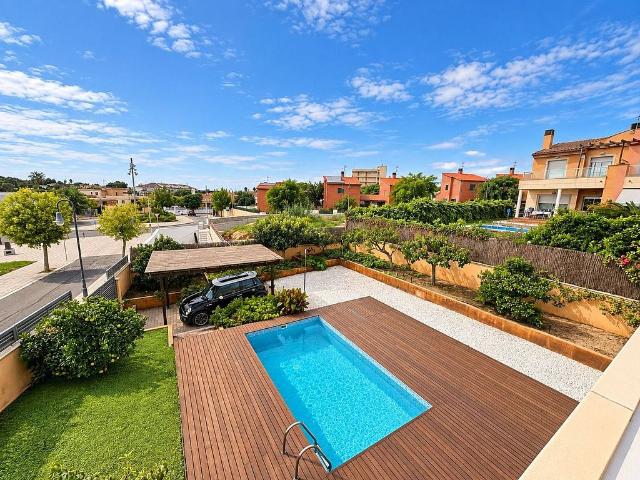 Chalet en venta en calle Mari Santpere, Roda de Barà, de 163 m² 4 habitaciones por 560.000