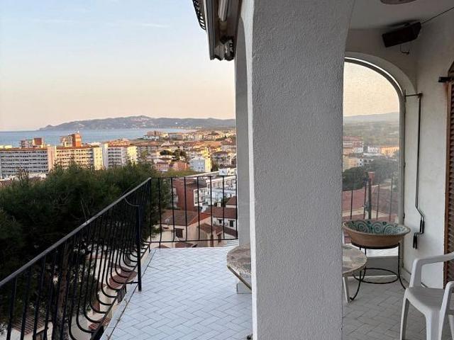Chalet en venta en calle Mediterrania, Torroella de Montgrí, de 435 m² 6 habitaciones por 595.000