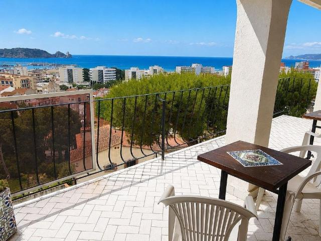 Chalet en venta en calle Mediterrània, Torroella de Montgrí, de 450 m² 7 habitaciones por 595.000