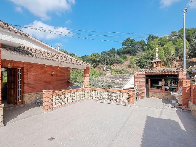Chalet en venta en calle Mirador Castellbonrepos, Corbera de Llobregat, de 195 m² 6 habitaciones por 387.900