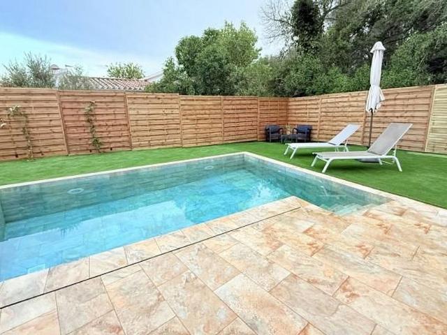Chalet en venta en calle Navarra, Roses, de 115 m² 3 habitaciones por 659.000