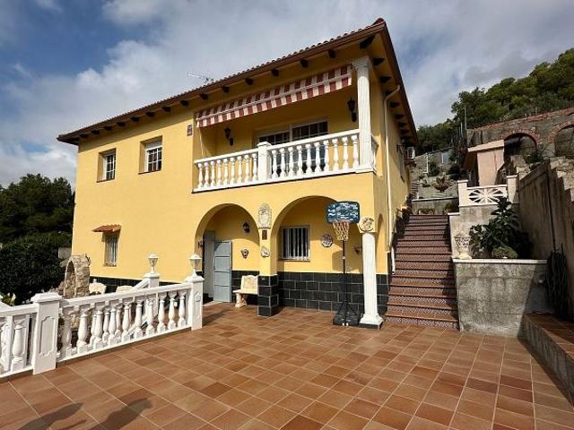 Chalet en venta en calle Olivo, Castellet i la Gornal, de 180 m² 5 habitaciones por 335.000