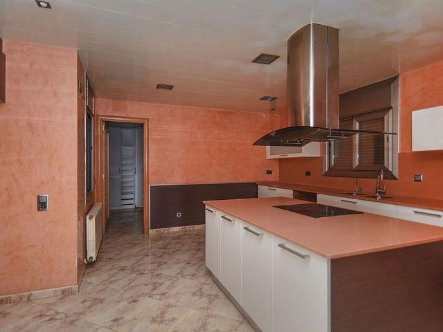 Chalet en venta en calle Solsonès, Pineda de Mar, de 354 m² 4 habitaciones por 569.000