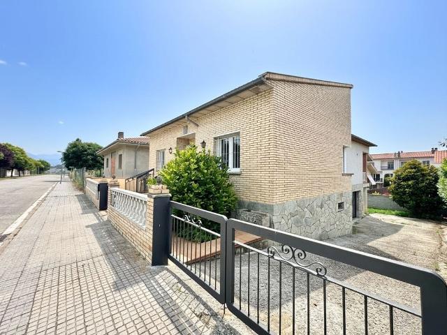 Chalet en venta en calle Salvador Espriu, Sant Vicenç de Torelló, de 89 m² 4 habitaciones por 412.000