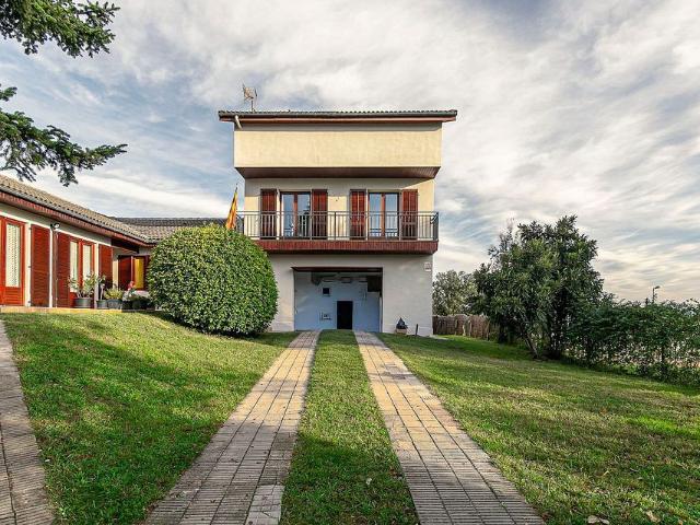 Chalet en venta en calle Sant Iscle, Sant Fruitós de Bages, de 276 m² 5 habitaciones por 459.000