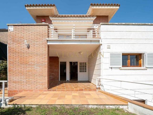 Chalet en venta en calle Santa Gemma, Alella, de 228 m² 5 habitaciones por 695.000