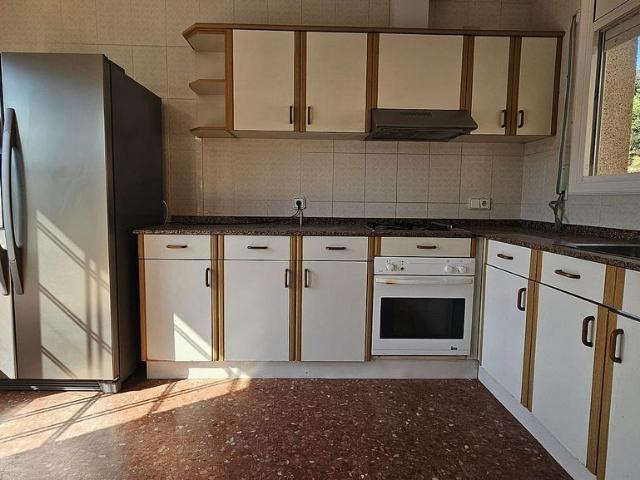 Chalet en venta en calle Santa María de la Vall, Corbera de Llobregat, de 169 m² 4 habitaciones por 292.000