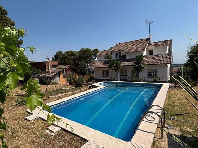 Chalet en venta en calle Santa María de la Vall, Corbera de Llobregat, de 245 m² 5 habitaciones por 580.000