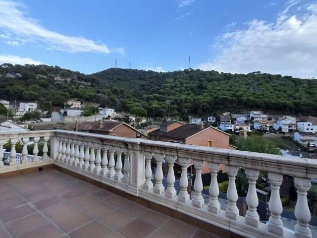 Chalet en venta en calle Segrià, Sant Fost de Campsentelles, de 140 m² 4 habitaciones por 613.000