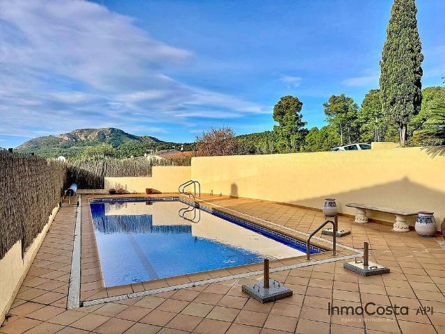 Chalet en venta en calle Carrerada de la Torre Gran, Torroella de Montgrí, de 312 m² 3 habitaciones por 595.000