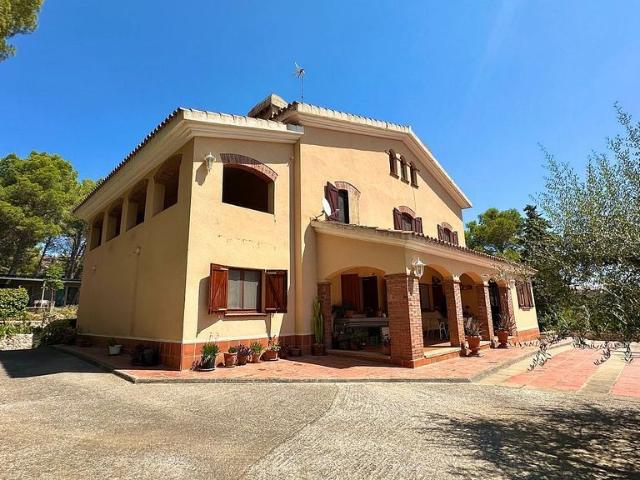 Chalet en venta en calle Pau Casals, Almoster, de 400 m² 7 habitaciones por 595.000