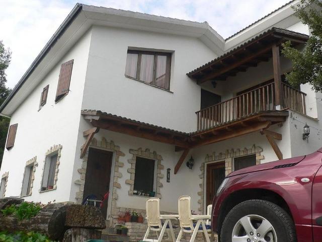 Chalet en venta en calle Payerols, Baronia de Rialb, la, de 268 m² 4 habitaciones por 173.000