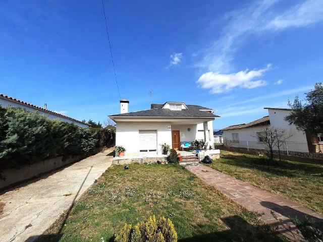 Chalet en venta en calle Països Catalans, Santa Eulàlia de Ronçana, de 220 m² 3 habitaciones por 245.000