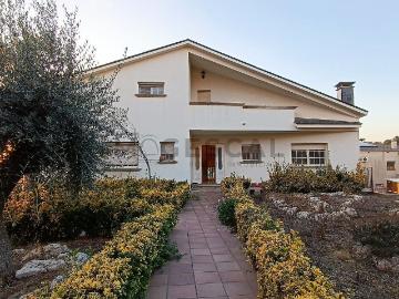 Chalet en venta en calle Palmera, Caldes de Montbui, de 290 m² 6 habitaciones por 460.000