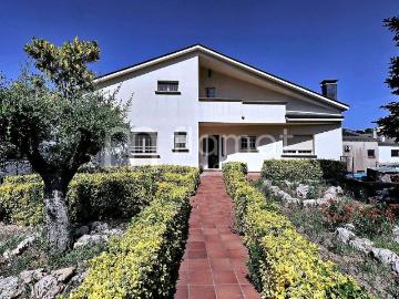 Chalet en venta en calle Palmera, Caldes de Montbui, de 320 m² 6 habitaciones por 460.000