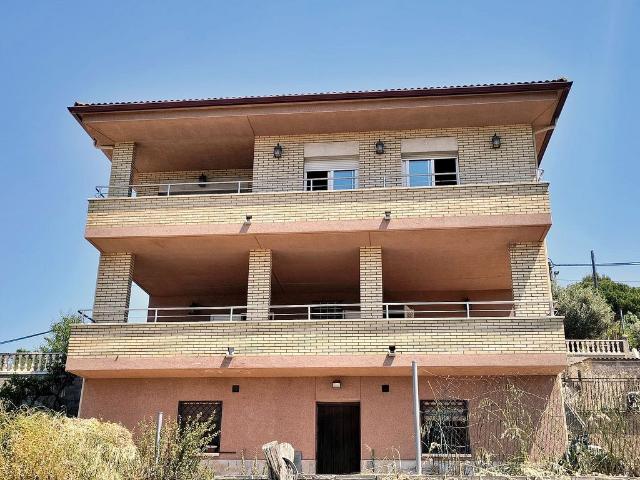 Chalet en venta en calle Panadella, Castellbisbal, de 281 m² 5 habitaciones por 527.000