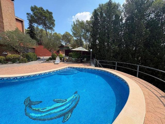 Chalet en venta en calle Papiol, Molins de Rei, de 241 m² 5 habitaciones por 700.000