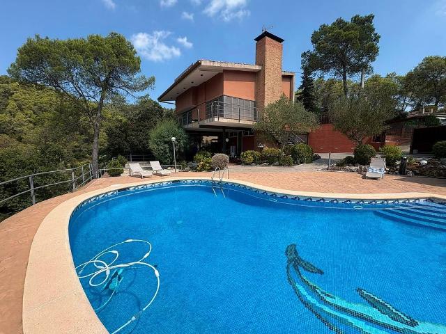 Chalet en venta en calle Papiol, Molins de Rei, de 282 m² 5 habitaciones por 700.000