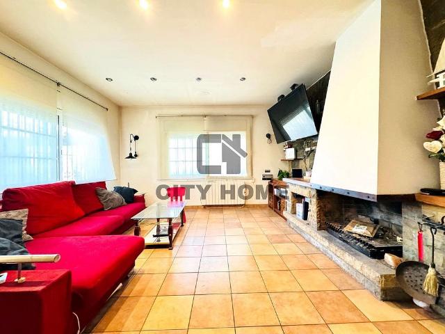 Chalet en venta en calle Pardals Els, Caldes de Montbui, de 221 m² 5 habitaciones por 399.900
