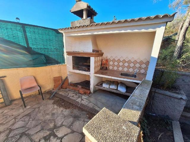 Chalet en venta en calle Petúnia, Bisbal del Penedès, la, de 250 m² 4 habitaciones por 260.000