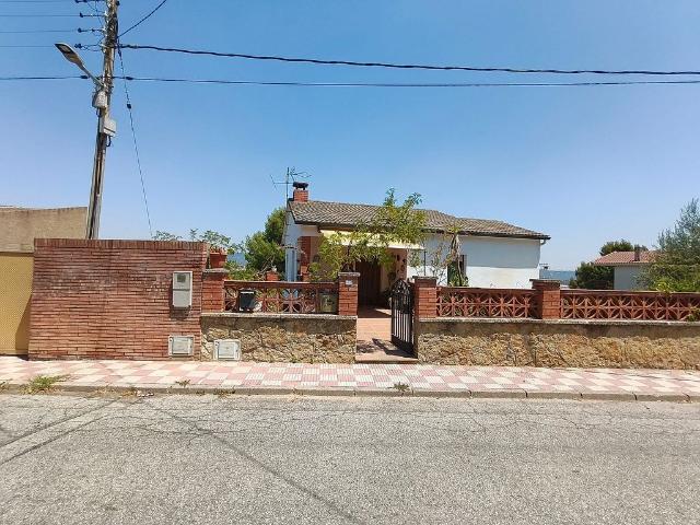 Chalet en venta en calle Pep Ventura, Esparreguera, de 136 m² 4 habitaciones por 320.000